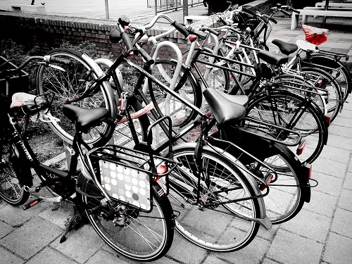 London: Contrasty black and white and red